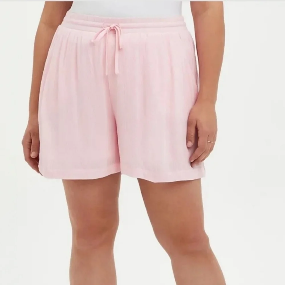 Torrid 3.5 Inch Pull-On Gauze Mid-Rise Short - Picture 1 of 10